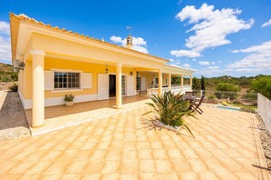 Terrace/patio - Villa Entrecolinas - Four Bedroom Villa, Sleeps 8 (São Bartolomeu de Messines)