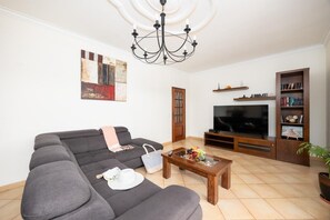 TV, fireplace, ping pong, books - Villa Entrecolinas - Four Bedroom Villa, Sleeps 8 (São Bartolomeu de Messines)