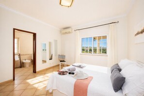 4 quartos, ferros/tábuas de passar roupa, berço de viagem, Wi-Fi