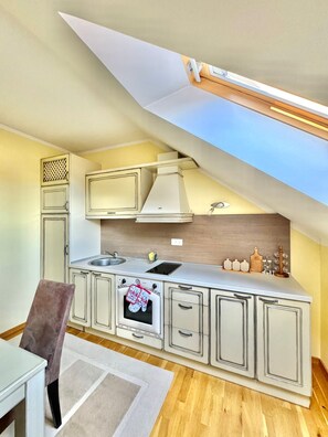 舒适公寓 | 私人厨房 | 冰箱、烤箱、炉灶、厨具/餐具