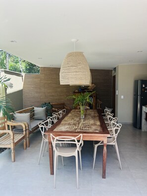 屋外ダイニングエリア