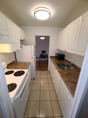 Fridge, microwave, oven, stovetop - City Center Oasis-Your Gateway to Urban Living, Moments to Vibrant Eaton Centre! (Toronto)