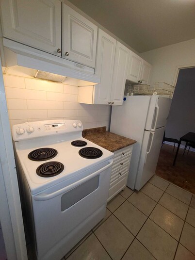 City Center Oasis-Your Gateway to Urban Living, Moments to Vibrant Eaton Centre!