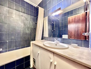 Shower, hair dryer - LAGOS OCEAN BAY WITH POOL by HOMING (Lagos)
