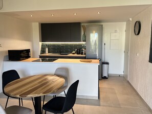 Private kitchen - Beautiful Duplex at Cottages de Longvilliers (Cul-de-Sac)