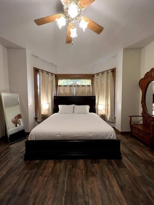 5 bedrooms, iron/ironing board, WiFi, bed sheets