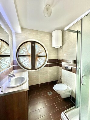 Classic Apartment | Bathroom | Shower, hair dryer, towels, toilet paper