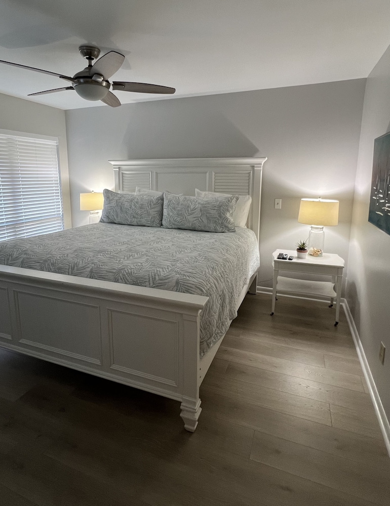 UPDATED Beautiful 1B/1B condo with golf and lake views! Harbour Point