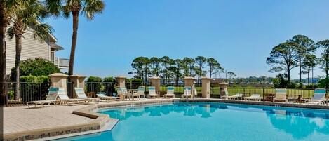 Een buitenzwembad en een verwarmd zwembad