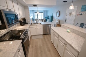 冷蔵庫、電子レンジ、オーブン、コンロ