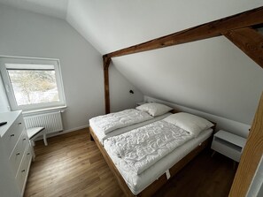 1 bedroom, travel crib, bed sheets - Gemütliche Landhaus-ferienwohnung mit Direktem Wasserzugang in Groß Leppin (Plattenburg)