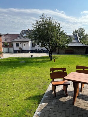 Outdoor dining - Gemütliche Landhaus-ferienwohnung mit Direktem Wasserzugang in Groß Leppin (Plattenburg)