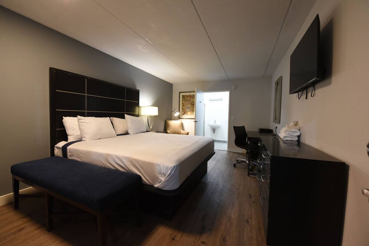 Economy studio suite | Luxe beddengoed, Select Comfort-bedden, een bureau, een laptopwerkplek
