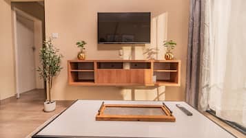 Apartemen Khas | Area keluarga | Smart TV 40-inci dengan saluran TV digital