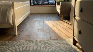 3 habitaciones, tabla de planchar con plancha, wifi y ropa de cama