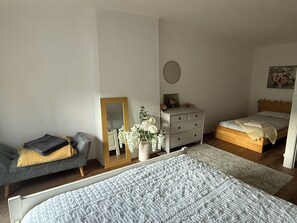 3 slaapkamers, een strijkplank/strijkijzer, gratis wifi, beddengoed