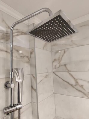 Deluxe Studio | Bathroom