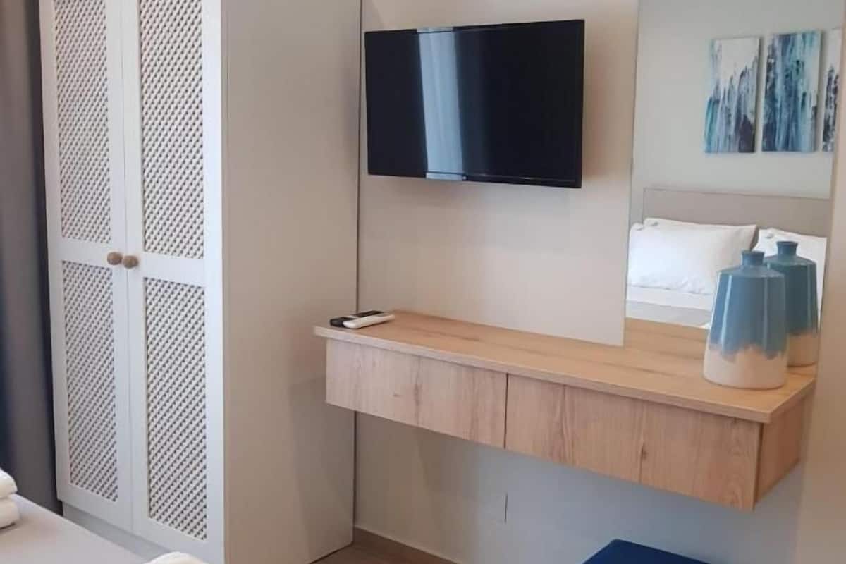 Deluxe Studio | Premium bedding, soundproofing, iron/ironing board, free WiFi