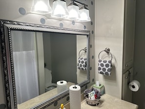 Hair dryer, towels, soap, shampoo - Relax at Cozy Gem (Fayetteville)