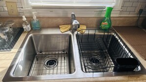 Wasserkocher mit Kaffee-/Teezubehör, Kühlschrank, Mikrowelle, Ofen