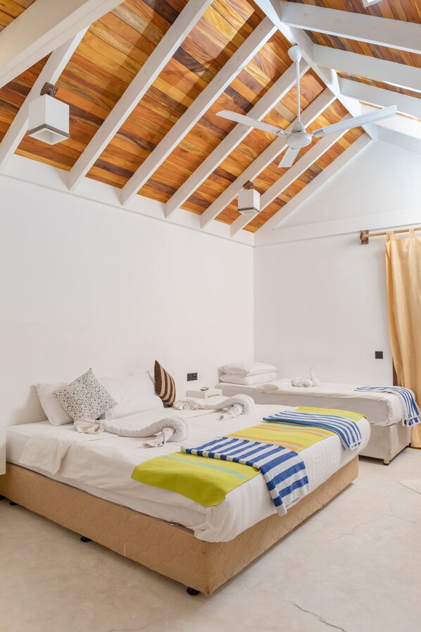 2 dormitorios, cortinas opacas, tabla de planchar con plancha