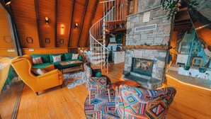 A cozy interior with a wooden ceiling, a stone fireplace, and a spiral staircase. - Boz Bungalov (Sapanca)