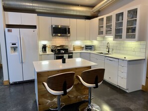 Private kitchen - Osolee Meadows 8 Secluded Acres On The Harpeth River + Hang-Out Cabin! (Charlotte)