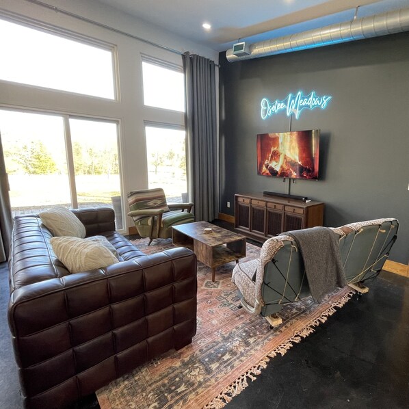 Living area - Osolee Meadows 8 Secluded Acres On The Harpeth River + Hang-Out Cabin! (Charlotte)