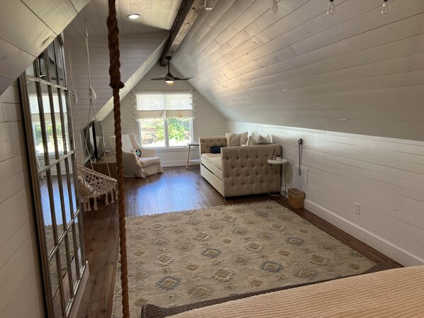 3 bedrooms, desk, iron/ironing board, free WiFi