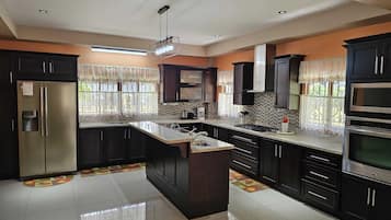 Køleskab, mikrobølgeovn, ovn, kogeplade