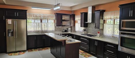 Een koelkast, een magnetron, een oven, een kookplaat