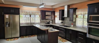 5★ Caribbean Villa in Palmiste, San Fernando, Trinidad — Spacious 6BR