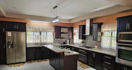 5★ Caribbean Villa in Palmiste, San Fernando, Trinidad — Spacious 6BR