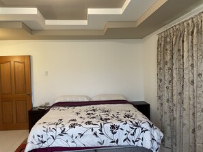 6 bedrooms, desk, iron/ironing board, free WiFi - 5★ Caribbean Villa in Palmiste, San Fernando, Trinidad — Spacious 6BR (Penal/Debe Regional Corporation)