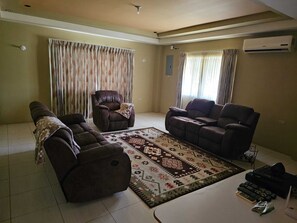 Smart TV, video games - 5★ Caribbean Villa in Palmiste, San Fernando, Trinidad — Spacious 6BR (Penal/Debe Regional Corporation)