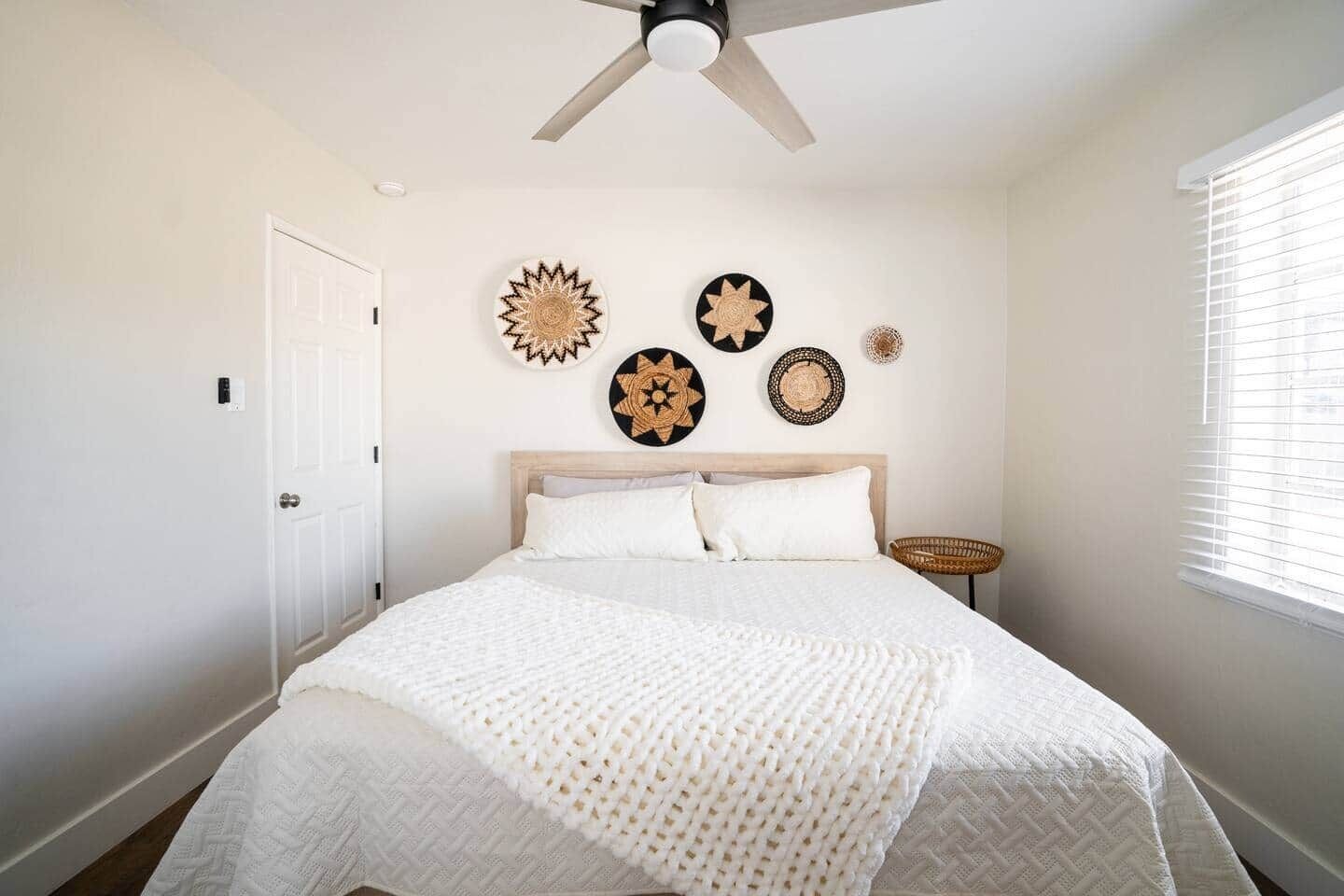 Une chambre à coucher avec un lit, un ventilateur de plafond et des décorations murales.