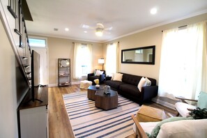 Smart TV - Cruise the Coast to Peace & Tranquility- 4 BR Retreat in Bay St. Louis (Bay St. Louis)