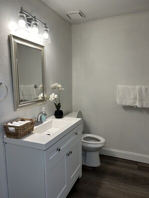 Haartrockner, Handtücher, Seife, Shampoo