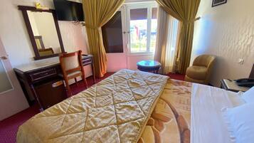 Habitación doble | 1 habitación, minibar, caja de seguridad en la habitación y escritorio