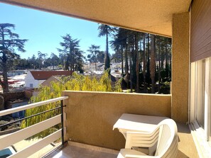 Minibar, caja fuerte, escritorio y cortinas opacas