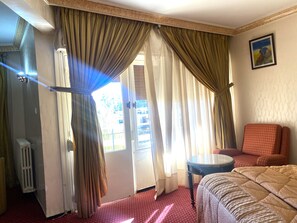 Suite | Minibar, caja fuerte, escritorio y cortinas opacas