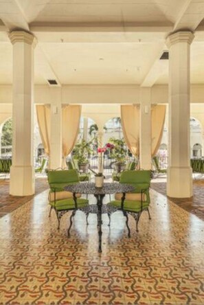 Outdoor dining - CozyStudioStepsToBeach/dining
 (Palm Beach)