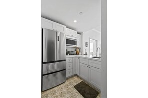 Functional kitchen with full fridge - StepsToBeach/Dining/Retreat 2br (Palm Beach)