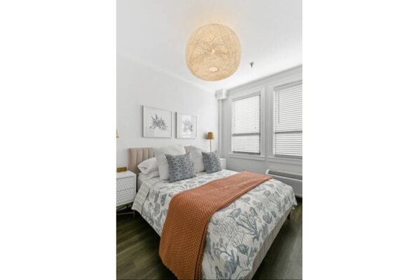 Serene bedroom with coral throw - StepsToBeach/Dining/Retreat 2br (Palm Beach)
