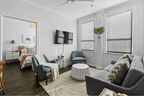 Bright living room with bedroom view - StepsToBeach/Dining/Retreat 2br (Palm Beach)