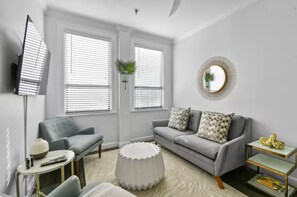 Inviting sitting area with soft tones - StepsToBeach/Dining/Retreat 2br (Palm Beach)