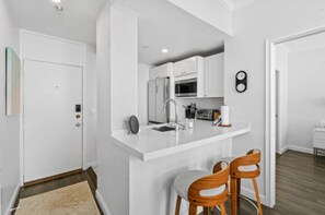 Kitchenette with breakfast counter - StepsToBeach/Dining/Retreat 2br (Palm Beach)