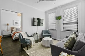Bright living room with bedroom view - StepsToBeach/Dining/Retreat 2br (Palm Beach)