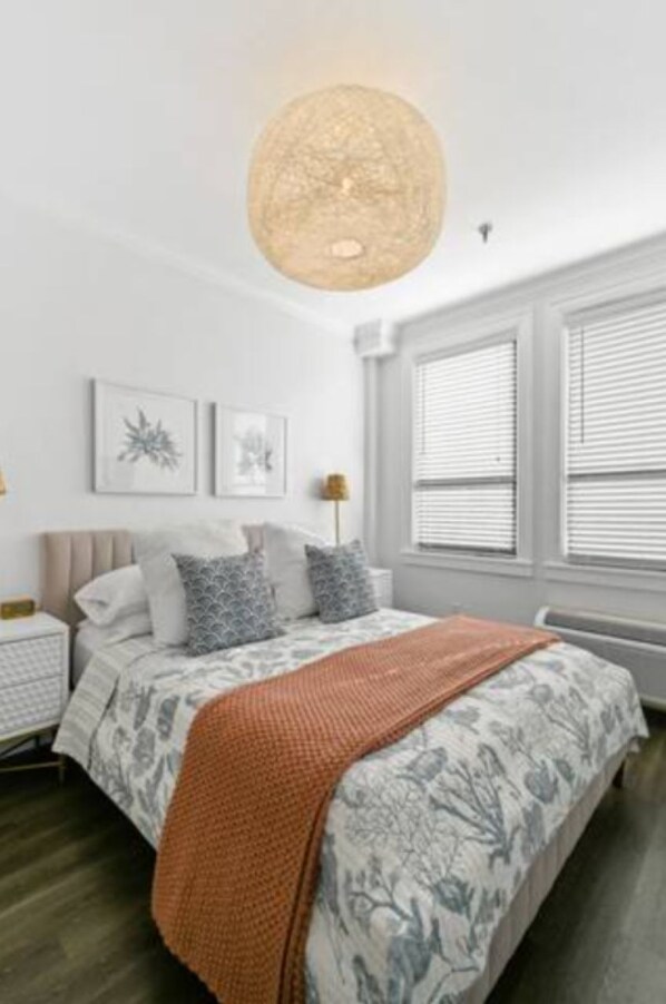 Serene bedroom with coral throw - StepsToBeach/Dining/Retreat 2br (Palm Beach)