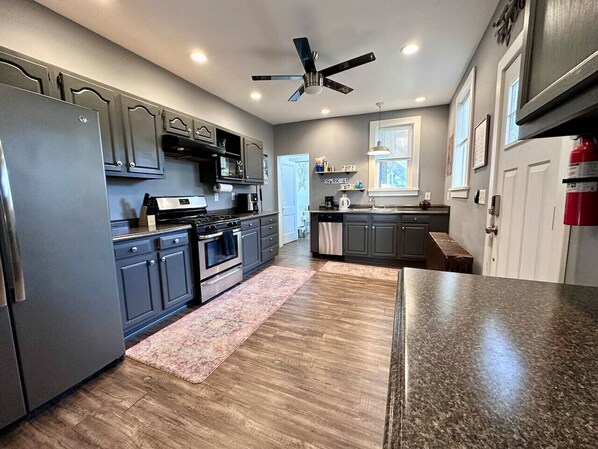 ثلاجة، ميكروويف، فرن، موقد طهي مسطح